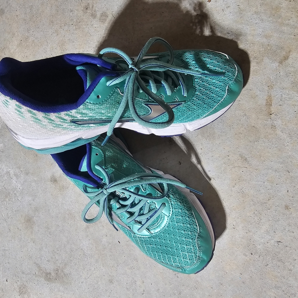 Mizuno sneaker. Wore 1 x.